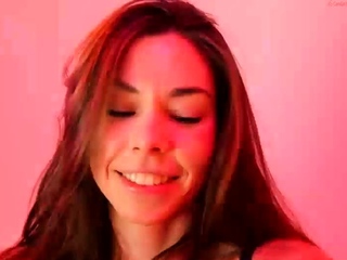 Brunette solo masturbation on webcam